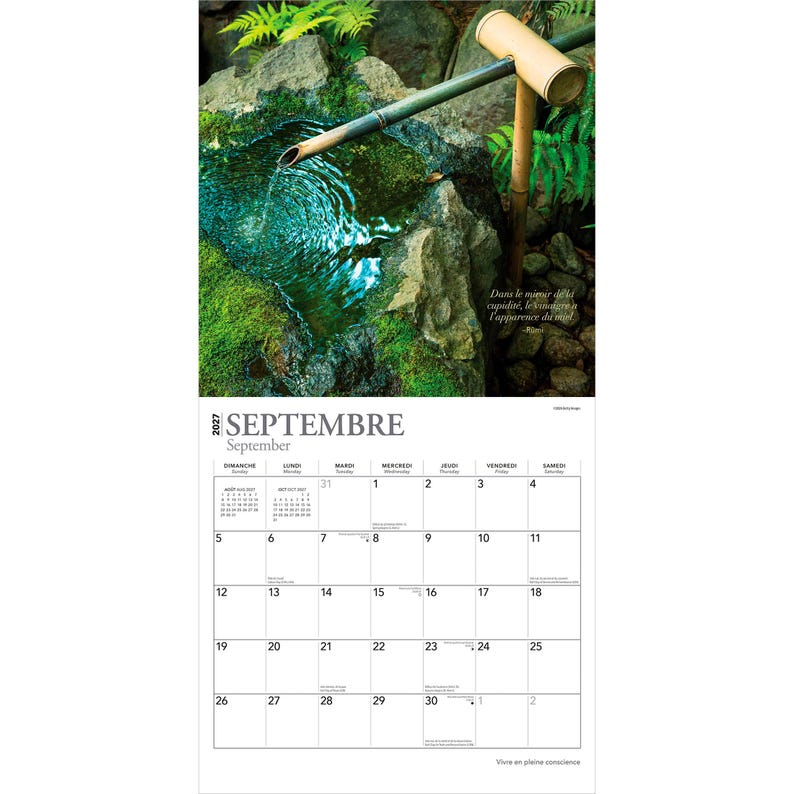 Pode incluir: Um calend&aacute;rio de parede para setembro de 2027 com uma fotografia de uma fonte de &aacute;gua de bambu vertendo &aacute;gua para uma bacia de pedra coberta de musgo. A grade do calend&aacute;rio mostra os dias em franc&ecirc;s e ingl&ecirc;s com fundo branco.