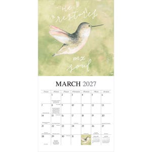 K&ouml;nnte beinhalten: Ein Wandkalender f&uuml;r M&auml;rz 2027 mit einer Aquarellillustration eines Kolibris vor einem sanften gr&uuml;nen Hintergrund. Der Text "He restores my soul" ist in wei&szlig;er Schreibschrift gehalten. Das Kalenderblatt zeigt die Tage vom 1. bis 31. M&auml;rz.