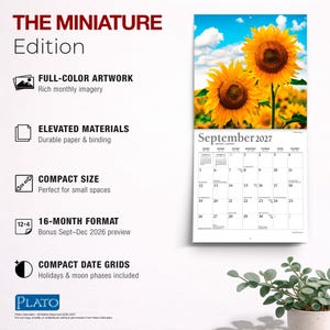 Puede incluir: Un calendario de pared titulado The Miniature Edition que muestra una cuadr&iacute;cula de fechas de septiembre de 2027 y una fotograf&iacute;a de girasoles amarillos brillantes bajo un cielo azul. El texto destaca caracter&iacute;sticas como ilustraciones a color.
