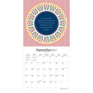 Op de afbeelding: Een wandkalenderpagina voor september 2027 met een cirkelvormige decoratieve rand met roze, blauwe en gele patronen rondom de tekst: Lo, a new moon... the blows of the scourge of thorns have become delightful as roses and pomegranate flowers.