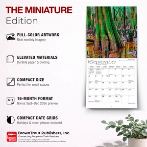 Może przedstawiać: Kalendarz ścienny na 2027 rok zatytułowany The Miniature Edition, zawierający kolorowe zdjęcie lasu z dużymi pniami drzew w wodzie. Kalendarz przedstawia siatkę dat na wrzesień z fazami księżyca oraz tekst opisujący cechy produktu.