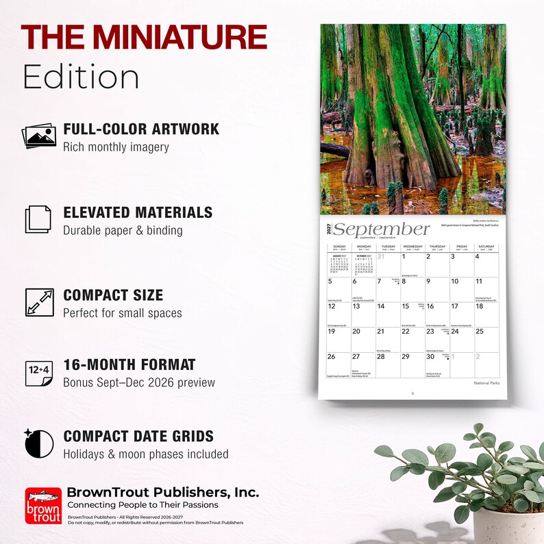 Może przedstawiać: Kalendarz ścienny na 2027 rok zatytułowany The Miniature Edition, zawierający kolorowe zdjęcie lasu z dużymi pniami drzew w wodzie. Kalendarz przedstawia siatkę dat na wrzesień z fazami księżyca oraz tekst opisujący cechy produktu.