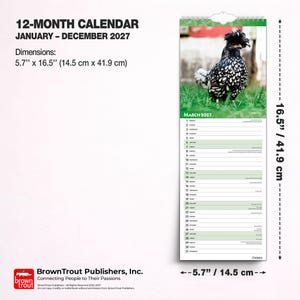 Op de afbeelding: Een 12-maandenkalender van januari tot december 2027 met een zwart-wit gespikkelde kip op de pagina van maart. De kalender meet 14,5 cm bij 41,9 cm en bevat een spiraalbinding aan de bovenkant om aan de muur op te hangen.