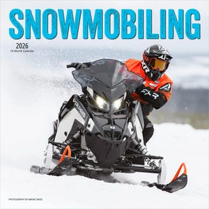 Puede incluir: Calendario de 16 meses de 2026 con la palabra "SNOWMOBILING" en turquesa. La imagen muestra una moto de nieve en movimiento, con una persona con casco y chaqueta naranja. La moto de nieve es negra y blanca, sobre un fondo nevado.