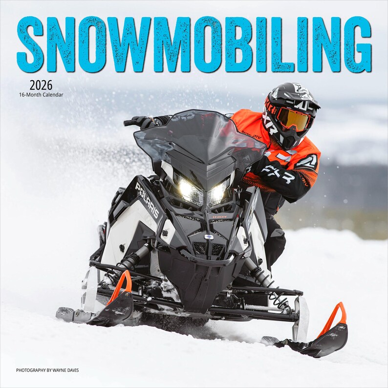 Puede incluir: Calendario de 16 meses de 2026 con la palabra "SNOWMOBILING" en turquesa. La imagen muestra una moto de nieve en movimiento, con una persona con casco y chaqueta naranja. La moto de nieve es negra y blanca, sobre un fondo nevado.