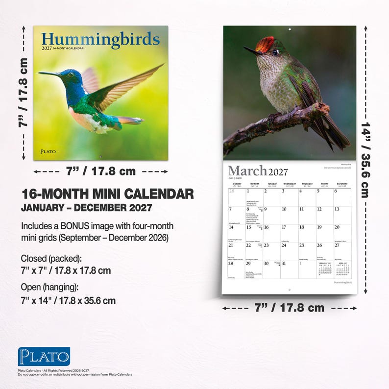 K&ouml;nnte beinhalten: Ein 16-monatiger Minikalender f&uuml;r 2027 mit dem Titel Hummingbirds, der einen blau-gr&uuml;nen Kolibri im Flug auf dem Cover und einen sitzenden Kolibri f&uuml;r M&auml;rz 2027 zeigt. Geschlossene Ma&szlig;e 17,8 cm x 17,8 cm, offen 17,8 cm x 35,6 cm.