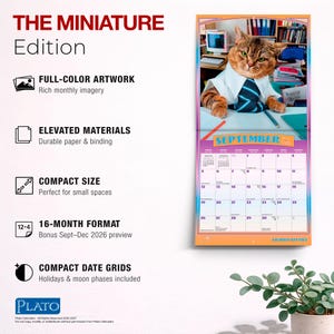 Pu&ograve; includere: Un calendario da parete intitolato THE MINIATURE Edition che mostra un gatto con camicia bianca e cravatta a righe blu a una scrivania. La pagina di settembre 2027 mostra una griglia mensile con date, festivit&agrave; e fasi lunari, insieme a testo che descrive illustrazioni a colori, materiali durevoli e un formato di 16 mesi.