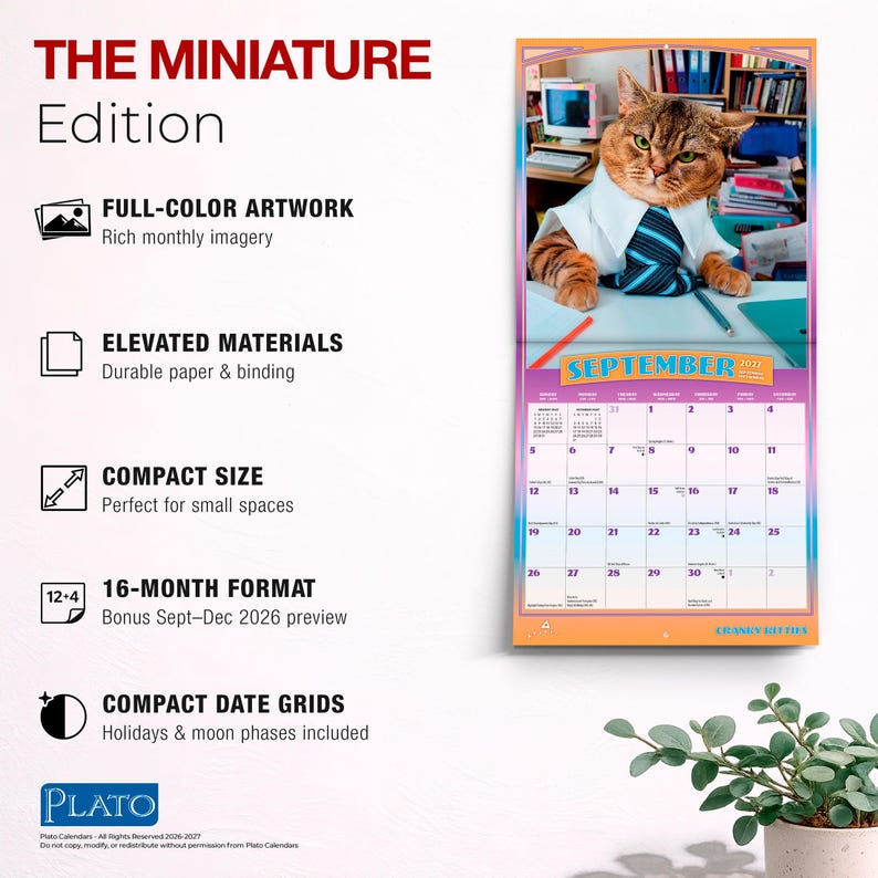 Pu&ograve; includere: Un calendario da parete intitolato THE MINIATURE Edition che mostra un gatto con camicia bianca e cravatta a righe blu a una scrivania. La pagina di settembre 2027 mostra una griglia mensile con date, festivit&agrave; e fasi lunari, insieme a testo che descrive illustrazioni a colori, materiali durevoli e un formato di 16 mesi.