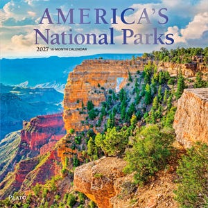 K&ouml;nnte beinhalten: Ein 16-Monats-Kalender f&uuml;r 2027 mit dem Titel America's National Parks, der eine Landschaftsaufnahme eines Felsencanyons mit einem nat&uuml;rlichen Steinbogen, gr&uuml;nen Kiefern und einem blauen Himmel mit Wolken zeigt, mit dem Markennamen Plato unten.