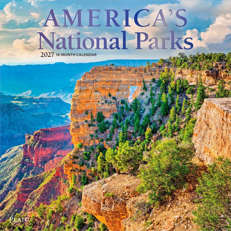 K&ouml;nnte beinhalten: Ein 16-Monats-Kalender f&uuml;r 2027 mit dem Titel America's National Parks, der eine Landschaftsaufnahme eines Felsencanyons mit einem nat&uuml;rlichen Steinbogen, gr&uuml;nen Kiefern und einem blauen Himmel mit Wolken zeigt, mit dem Markennamen Plato unten.