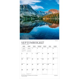 Op de afbeelding: Een wandkalender voor september 2027 met een landschapsfoto van een bergketen die weerspiegelt in een helderblauw meer. Het kalenderraster toont de maand, de dagen van de week en de data, met kleine tekst onderaan de pagina.