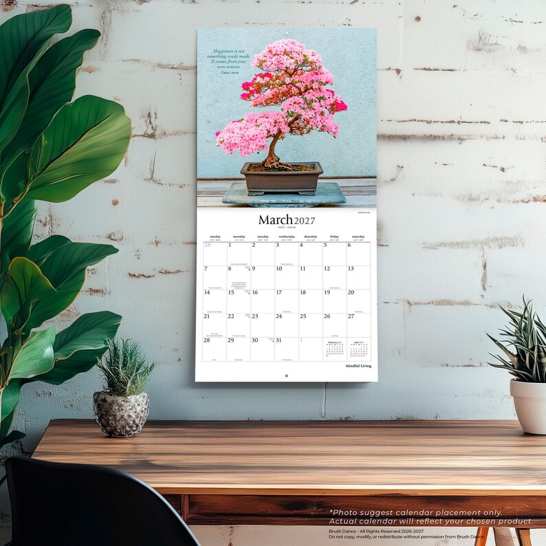 Pode incluir: Um calend&aacute;rio de parede para mar&ccedil;o de 2027 com uma fotografia de um bonsai de az&aacute;lea com flores cor-de-rosa num vaso retangular. A grelha do calend&aacute;rio mostra os dias do m&ecirc;s com o texto "March 2027" no topo e "Mindful Living" na base.
