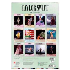 Puede incluir: Un calendario de pared 2027 de Taylor Swift The Eras Tour con fondo verde claro. El calendario presenta doce paneles fotogr&aacute;ficos mensuales distintos que muestran varias actuaciones de conciertos, cada uno etiquetado con el mes y el a&ntilde;o en negro.