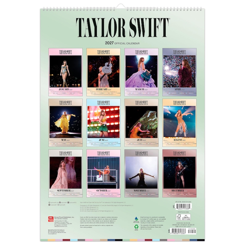 Puede incluir: Un calendario de pared 2027 de Taylor Swift The Eras Tour con fondo verde claro. El calendario presenta doce paneles fotogr&aacute;ficos mensuales distintos que muestran varias actuaciones de conciertos, cada uno etiquetado con el mes y el a&ntilde;o en negro.