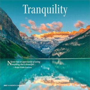 Puede incluir: Un calendario de 16 meses para 2027 titulado Tranquility que presenta una fotograf&iacute;a de paisaje de un lago turquesa que refleja monta&ntilde;as nevadas bajo un cielo al atardecer. El texto dice Never lose an opportunity of seeing anything that is beautiful...&mdash;Ralph Waldo Emerson.