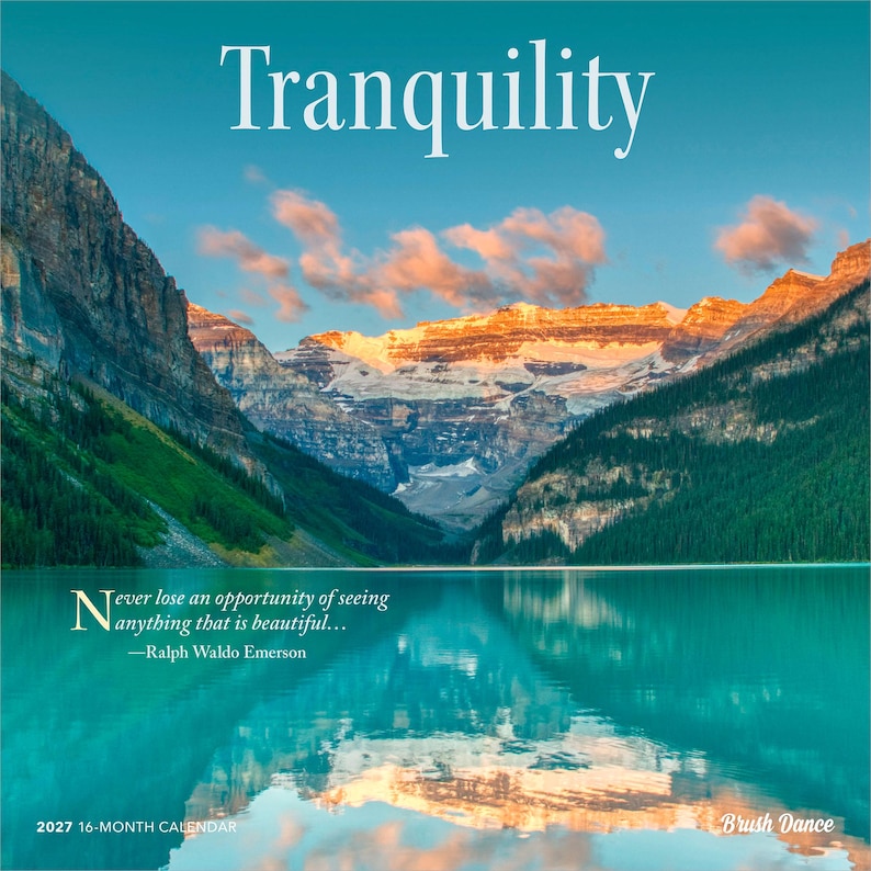 Puede incluir: Un calendario de 16 meses para 2027 titulado Tranquility que presenta una fotograf&iacute;a de paisaje de un lago turquesa que refleja monta&ntilde;as nevadas bajo un cielo al atardecer. El texto dice Never lose an opportunity of seeing anything that is beautiful...&mdash;Ralph Waldo Emerson.