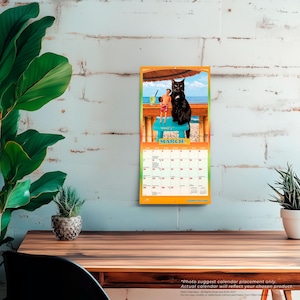 Pu&ograve; includere: Un calendario da parete per il mese di marzo con una fotografia di un gatto nero e una bambola maschile su uno sgabello blu con uno sfondo di spiaggia. La griglia del calendario mostra le date dall'1 al 31 con la parola MARCH in blu.