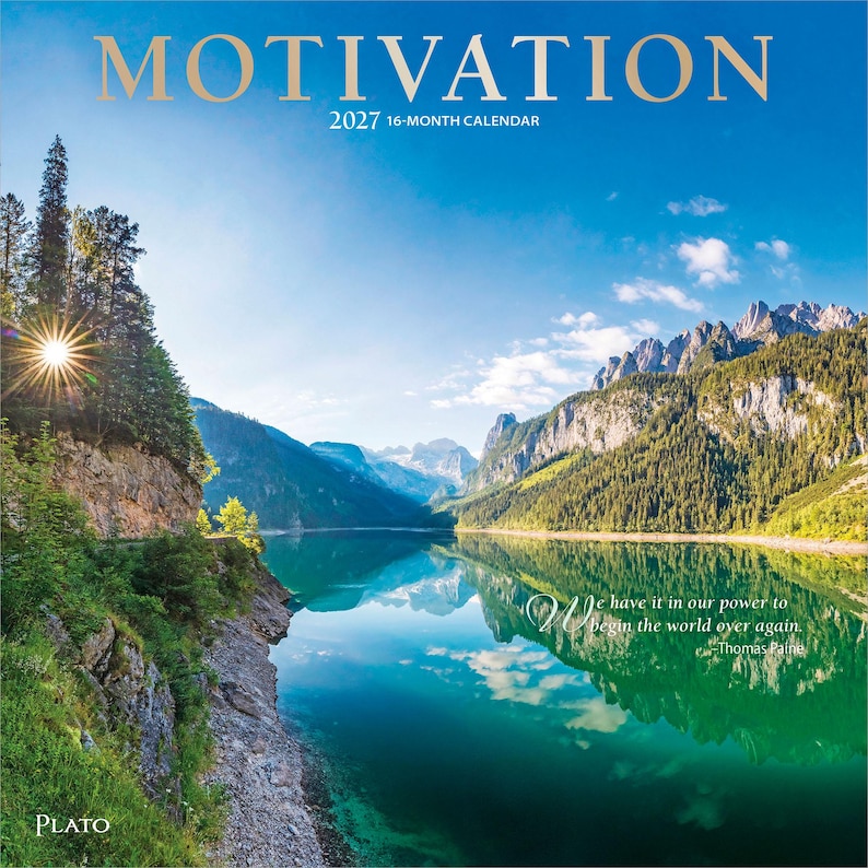 以下が含まれることがあります： MOTIVATIONと題された2027年16ヶ月カレンダー。岩山と松林に囲まれた穏やかなターコイズブルーの湖に輝く太陽の光が写る風景写真と、We have it in our power to begin the world over again.という引用文が記載されています。
