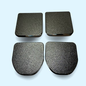 Peut inclure: Quatre patins de meubles carrés noirs avec une surface texturée. Les patins sont conçus pour protéger les sols des rayures.