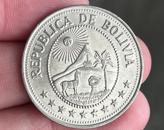 Stara boliwijska moneta – 5 pesos z Boliwii z 1980 r. – andyjski krajobraz z górą, słońcem i lamą
