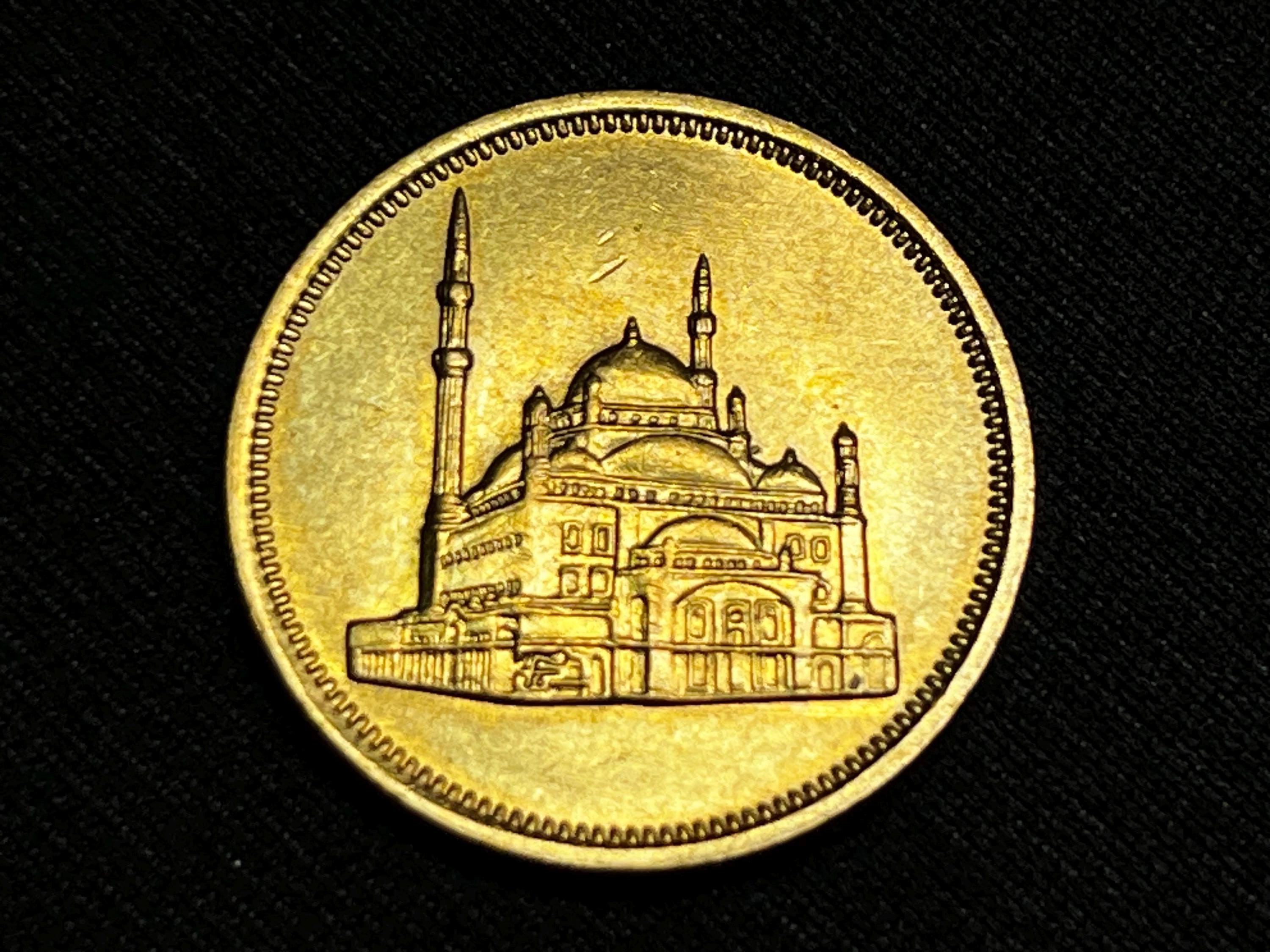 Vintage Exotic Coin From Egypt – Authentic 1992 10 Piastres – XF