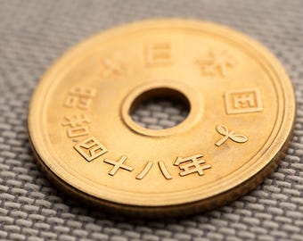 Japońska moneta szczęścia – 5 jenów Japonia – moneta szczęścia – egzotyczna moneta azjatycka – wyjątkowy prezent o wielkim znaczeniu – moneta Feng Shui XF
