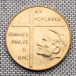 Moneta Watykańska 200 lirów XF z 1983 r. | Moneta Papieża Jana Pawła II | Dar chrześcijański | Moneta Stworzenie Adama | Kolekcjonerskie przedmioty katolickie | Moneta Watykanu