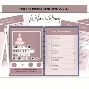 Könnte beinhalten: Ein offenes Buch mit dem Titel "Energy Care Toolkit for the Highly Sensitive Person" mit Inhaltsverzeichnis und Textseiten. Das Cover zeigt eine meditierende Figur. Der Text "Welcome Home" ist kursiv geschrieben.