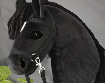 Caballo de juguete negro con palo, brida y riendas desmontables.