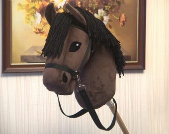 Hobby horse with horse halter and reins (bay coat)