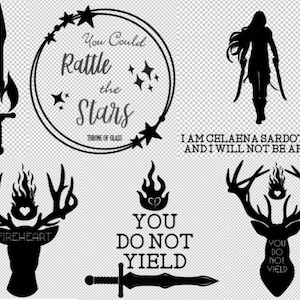 Peut inclure: Illustrations en noir et blanc de différents motifs, dont une épée avec des flammes, un cerf avec des bois, un cœur avec des flammes et un cercle avec des étoiles et le texte "You Could Rattle the Stars Throne of Glass". On y voit également une silhouette de femme avec une épée et le texte "I am Celaena Sardothien and I will not be afraid".