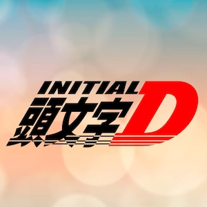 Puede incluir: El logotipo de Initial D con la palabra INITIAL en negro, caracteres kanji japoneses en negro y una letra D roja grande con líneas horizontales. Debajo del logotipo, el texto dice SVG - PDF - PNG - STUDIO3 - CDR - DXF - EPS, seguido del logotipo de Cthulhu Art Studio.