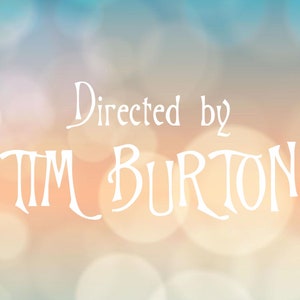 Puede incluir: Un diseño gráfico blanco con el texto "Directed by TIM BURTON" en una fuente estilizada. El fondo es una imagen borrosa de un cielo azul y naranja con luces bokeh blancas. El texto "SVG - PDF - PNG - STUDIO3 - CDR - DXF - EPS" está debajo del texto principal. La parte inferior de la imagen tiene un logotipo en blanco y negro con el texto "CTHULHU ART STUDIO".