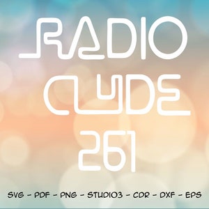 Puede incluir: Diseño gráfico blanco con el texto "RADIO CLUDE 261" sobre un fondo borroso de naranja, amarillo y azul. El texto "SVG - PDF - PNG - STUDIO3 - CDR - DXF - EPS" está debajo del diseño gráfico. El texto "CTHULHU ART STUDIO" está debajo del texto.