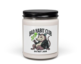 Vela de soja perfumada Bad Habit Club Possum, con un diseño extravagante y absurdo de animal fumando.