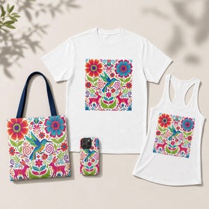 Puede incluir: Una camiseta blanca de manga corta, una camiseta de tirantes blanca, un bolso de tela con asas azul oscuro y una funda para smartphone, todos con un estampado folclórico colorido de un colibrí, dos conejos y varias flores en rojo, azul y verde.