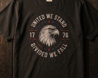 Camiseta patriótica con el lema "Unidos permanecemos" y el águila de 1776 / Gráfico de la bandera estadounidense