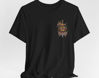 Camiseta estilo tatuaje de dragón, rosa y daga / Camiseta con arte del tatuaje