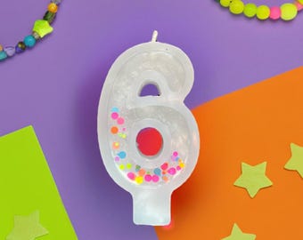 Vela con números de neón: decoración para tarta de cumpleaños