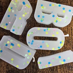 Blau, grün und rosa gepunktete Geburtstagskerzen, Buchstaben für Kuchen, einzigartiges personalisiertes Partyzubehör