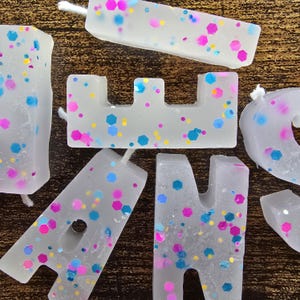 Pink, Blau und Gelb gepunktete Geburtstagskerzen, Buchstaben für Kuchen, einzigartiges personalisiertes Partyzubehör