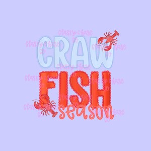 Op de afbeelding: Een lichtpaarse afbeelding met de woorden "CRAW FISH SEASON" in een speels lettertype. Het woord "CRAW" is lichtblauw met verticale strepen en "FISH" is oranje met een geschulpte rand. Er zijn ook twee rode rivierkreeften opgenomen.