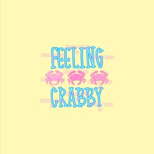 Puede incluir: Un fondo amarillo claro con las palabras "FEELING GRABBY" en texto azul delineado. Tres ilustraciones de cangrejos rosas est&aacute;n entre las palabras. Los cangrejos tienen diferentes patrones.