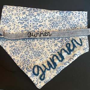 Personalisiertes Hundehalsband - Personalisiertes Hundehalsband - Handbesticktes Halsband mit dem Namen Ihres Hundes - Monogramm Hundehalsband