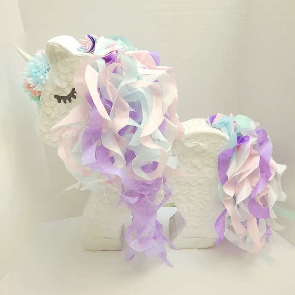 Unicorn pinata. Piñata de unicornio, unicorn decoration