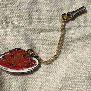 Conjunto de alfinetes de esmalte com espaguete e almôndegas – presente fofo para amantes da gastronomia com detalhes em macarrão de corrente