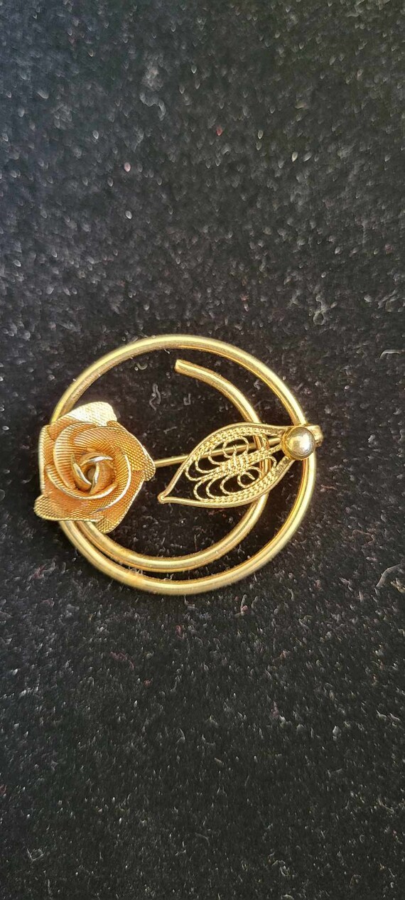 Sarah Coventry Gold Tone Filigree Leaf Textured Rose Openwork Circle Brooch  Pin