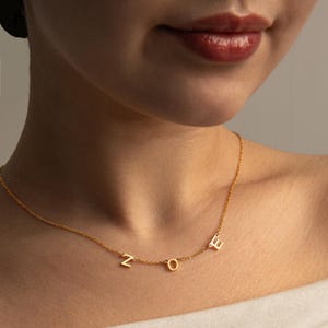 Collar con inicial personalizado: delicada joyería con nombre en oro
