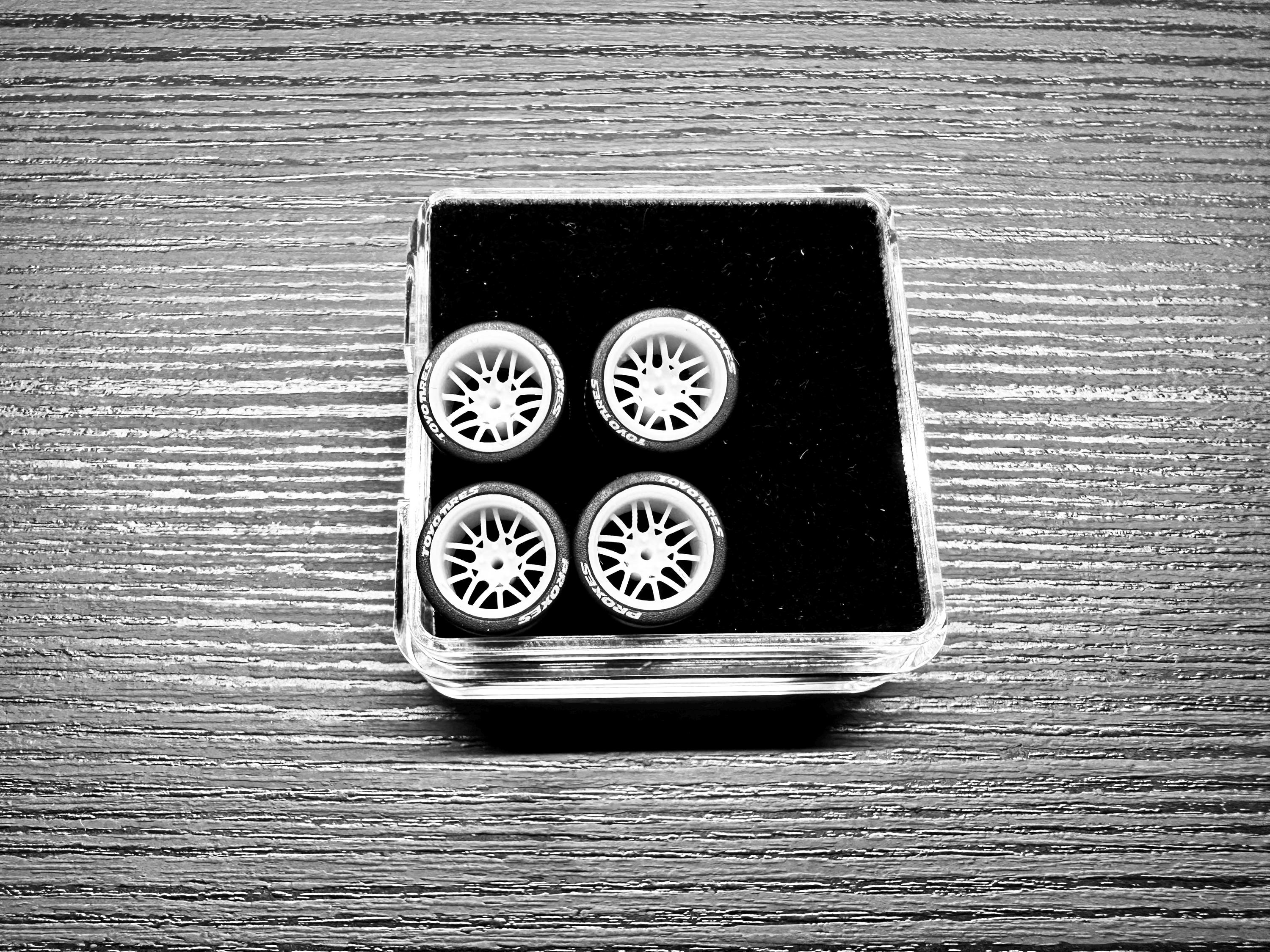 Ruote Per Camion In Scala Cerchi E Pneumatici Alcoas 1/64 Stampati