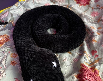 Peluche de serpiente de ganchillo grande